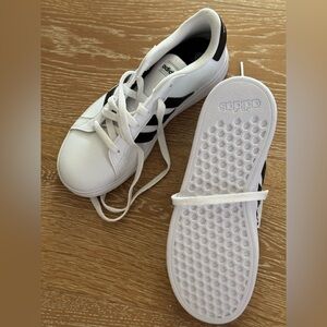 New Adidas kids low sneakers size 4